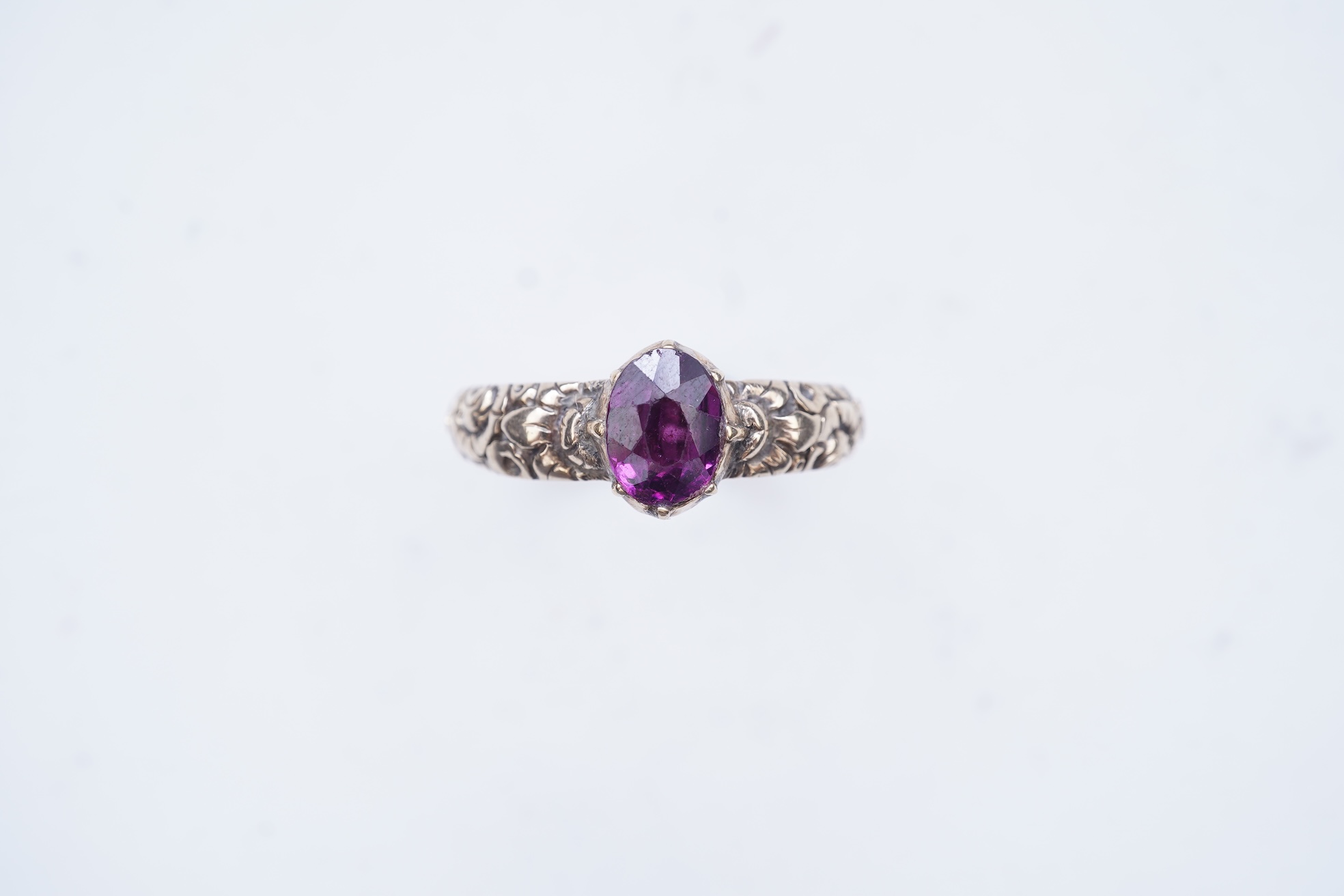 A garnet ring with carved floral gold band, 19th century